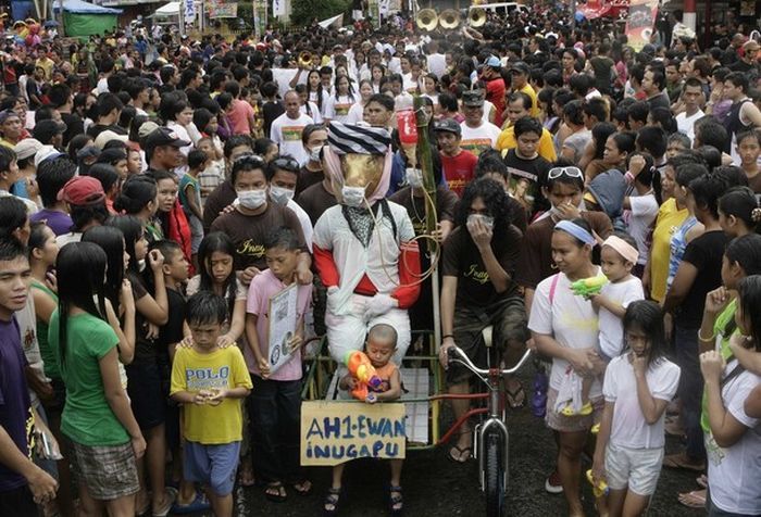 На Филиппинах прошел фестиваль жареных поросят (18 фото)