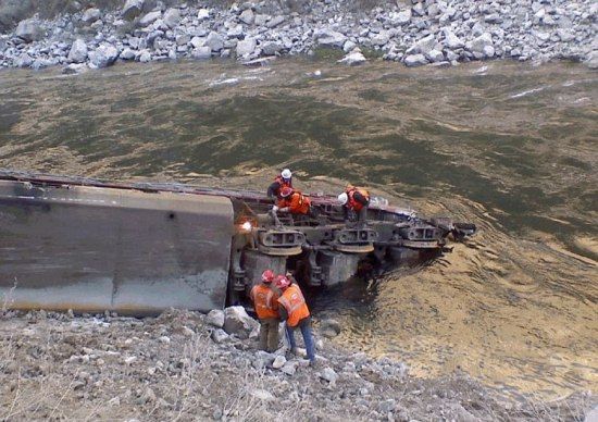 Грузовой поезд упал в каньон от удара о каменную глыбу (9 фото)