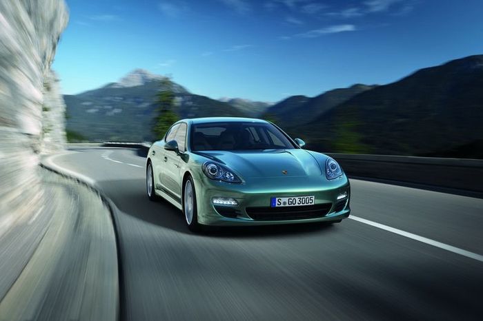 Компания Porsche представила дизельную версию Panamera (11 фото)