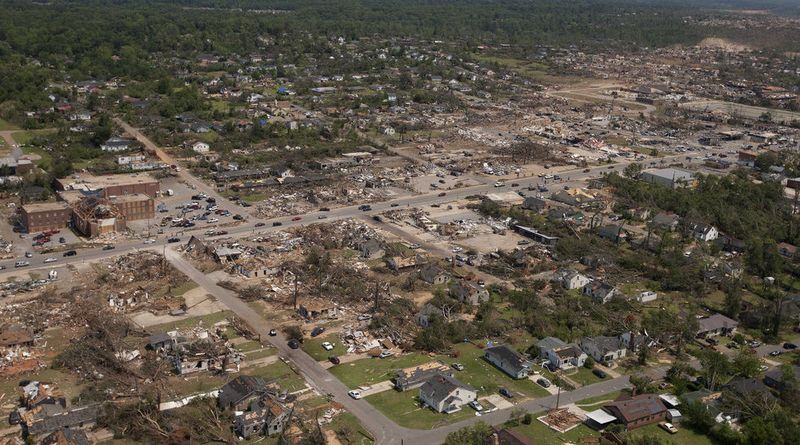  На фото четко виден путь торнадо, который прошел через жилой район города Тускалуса, штат Алабама.