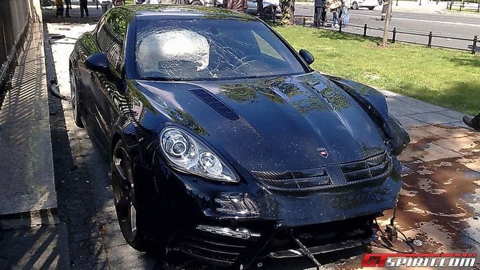 В Польше разбили Porsche Panamera от Mansory (13 фото)