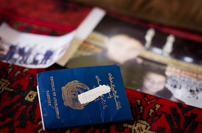 1. Паспорт убитого подростка Файзала с его старыми фотографиями в гостиной родительского дома. Файзала застрелил турецкий пограничник, когда мальчик пытался бежать из Омида в Великобританию. (Kate Holt/Eyevine/ZUMA)
