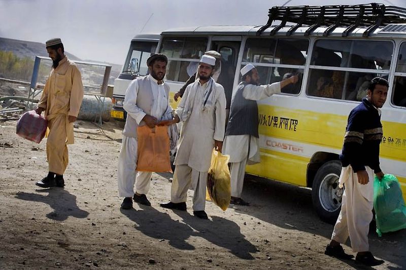 4. Мужчины у пригородного автобуса в Кабуле, на пути к одному из приграничных городов Пакистана . Это первый этап путешествия тысяч афганцев, готовых рискнуть всем ради счастливой жизни в Великобритании. (Kate Holt/Eyevine/ZUMA)