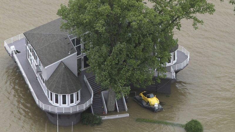 Спасение любимого Porsche от наводнения (11 фото)