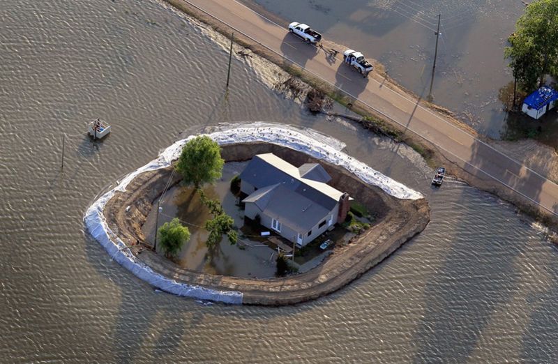 Плотина частично защитила дом от наводнения реки Язу недалеко от Виксбурга. (Scott Olson/Getty Images)