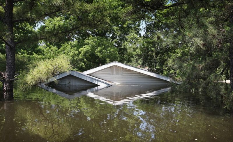Крыша дома над водой в Виксбурге. (Scott Olson/Getty Images)