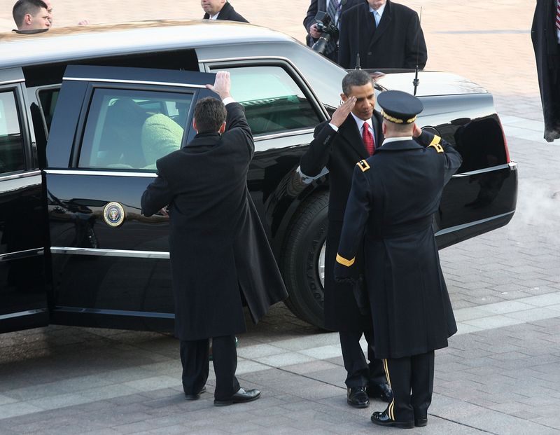 Лимузин Обамы застрял на выезде из посольства (10 фото+2 видео)