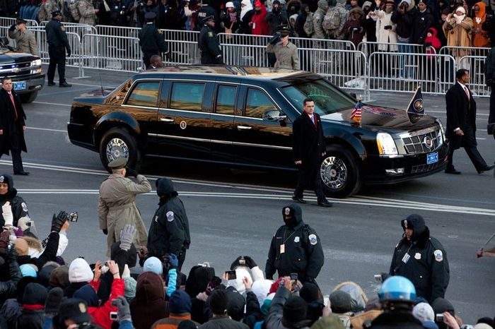 Лимузин Обамы застрял на выезде из посольства (10 фото+2 видео)