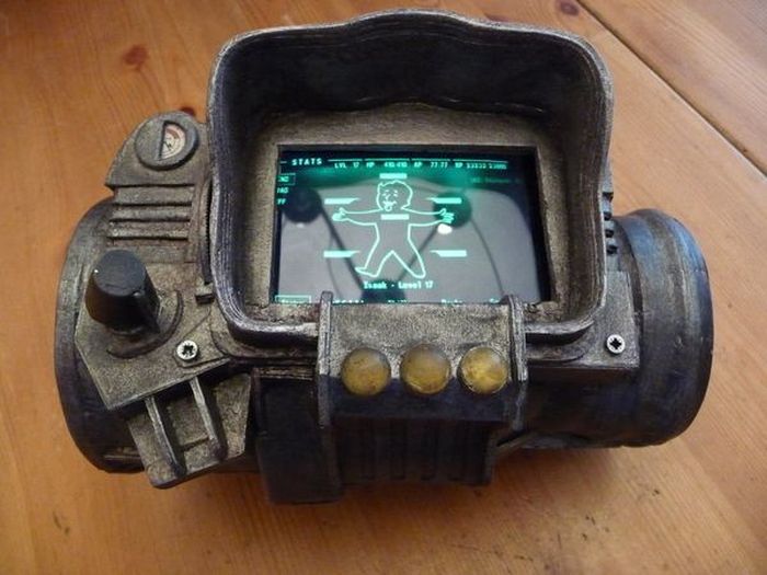Самодельный компьютер Pip Boy 3000 из Fallout 3 (3 Фото)