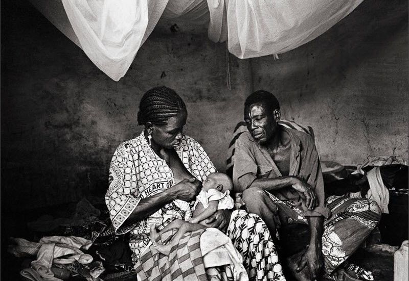 1 января 2011 года. – Провинция Куритенга, Буркина-Фасо – Одиннадцатилетняя Эллис в поле. Отец Эллис умер от СПИДА, а ее мать, которая живет с ней, является ВИЧ-инфицированной. Сама Эллис тоже прошла тест, результат оказался отрицательным, но симптомы и признаки вируса у девочки есть. Эллис будет проходить тест еще раз через четыре месяца.