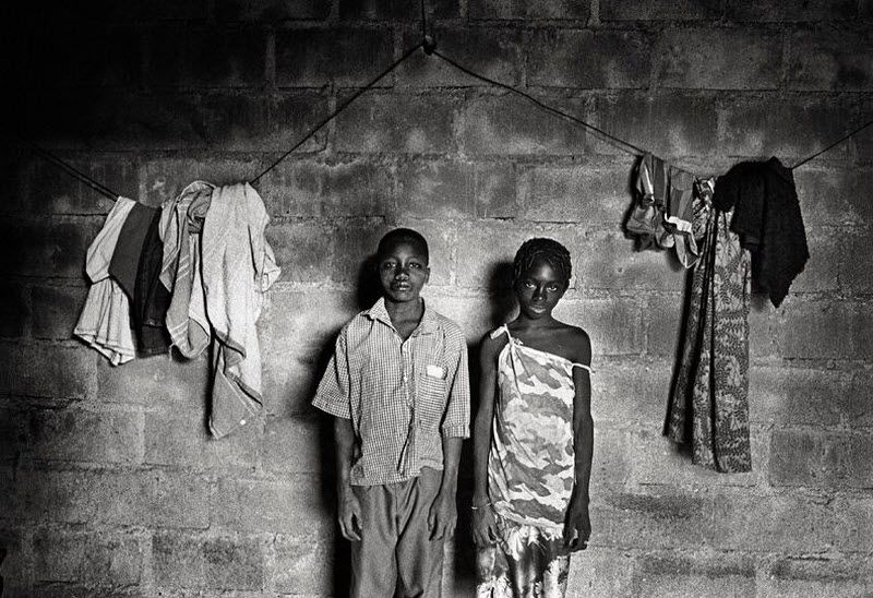 1 января 2011 года. – Провинция Куритенга, Буркина-Фасо – Одиннадцатилетний Эли, и его семилетняя сестра Шанталь. Эли и Шанталь стали сиротами из-за СПИДа – после того, как их родители умерли от СПИДа, их бабушка и дедушка забрали их к себе.