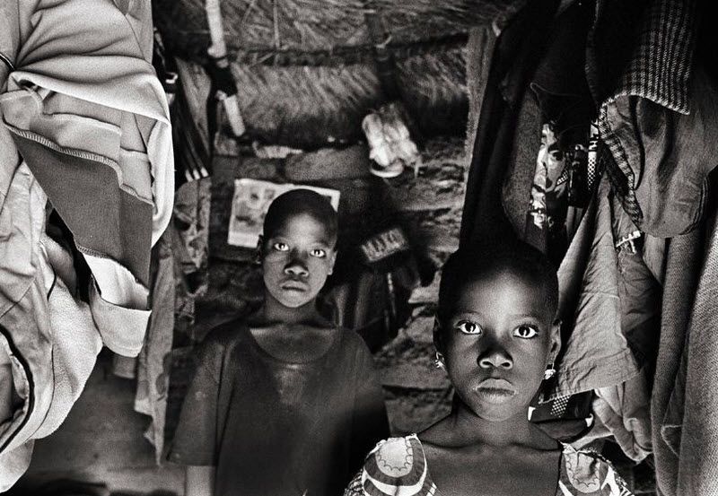 1 января 2011 года. –Провинция Куритенга, Буркина-Фасо – Десятилетний Адар и Семилетняя Ракиата живут со своими тетей и дядей после потери обоих родителей в результате СПИДа. Ни один из них до сих пор не прошел тестирование на ВИЧ.