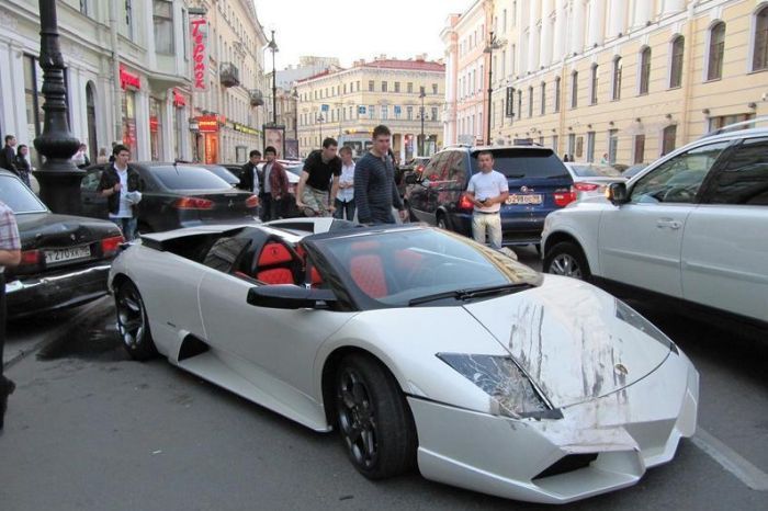 Лихач на Lamborghini устроил аварию в Санкт-Петербурге (8 фото)