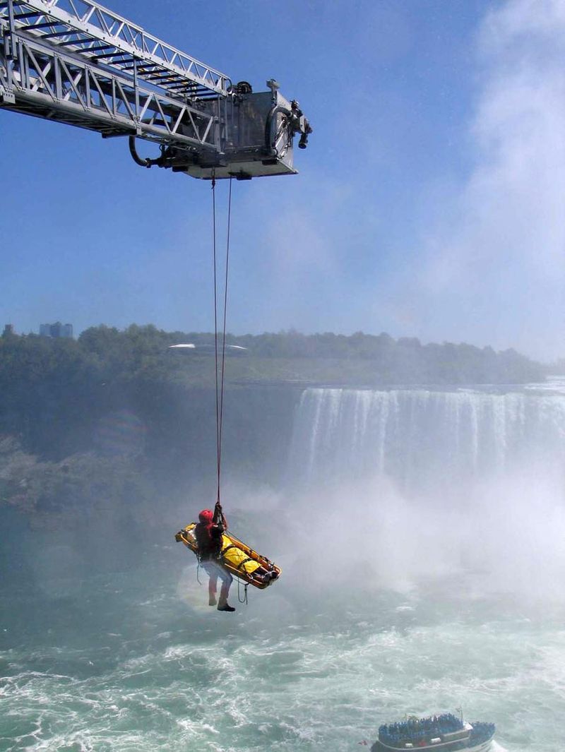 Мужчина чудом выжил после прыжка в Ниагарский водопад (8 фото)