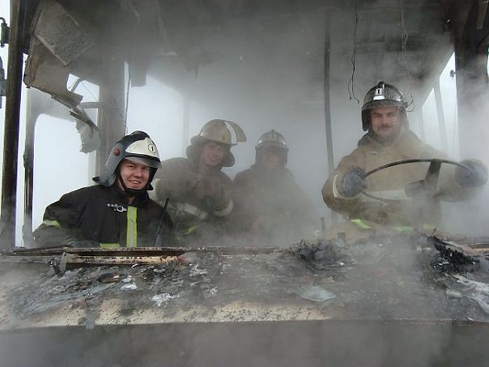 Юморные снимки от пожарных (2 фото)