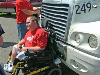 Водитель грузовика не заметил инвалидную коляску (3 фото)