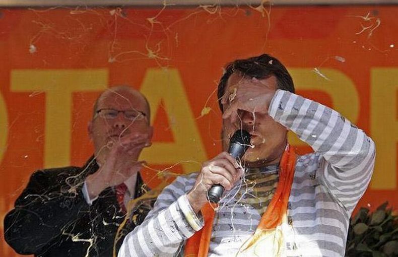В Праге крестьяне забросали тухлыми яйцами политиков (13 фото)