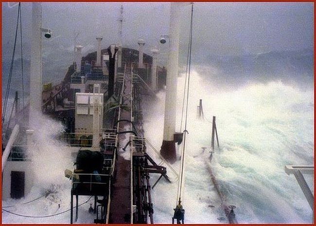 Корабли в шторм (60 фото)