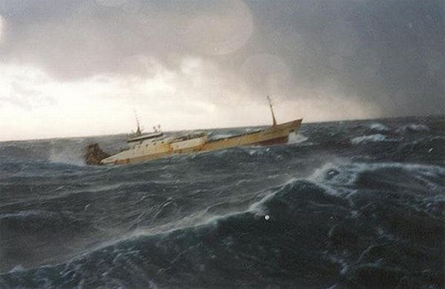Корабли в шторм (60 фото)