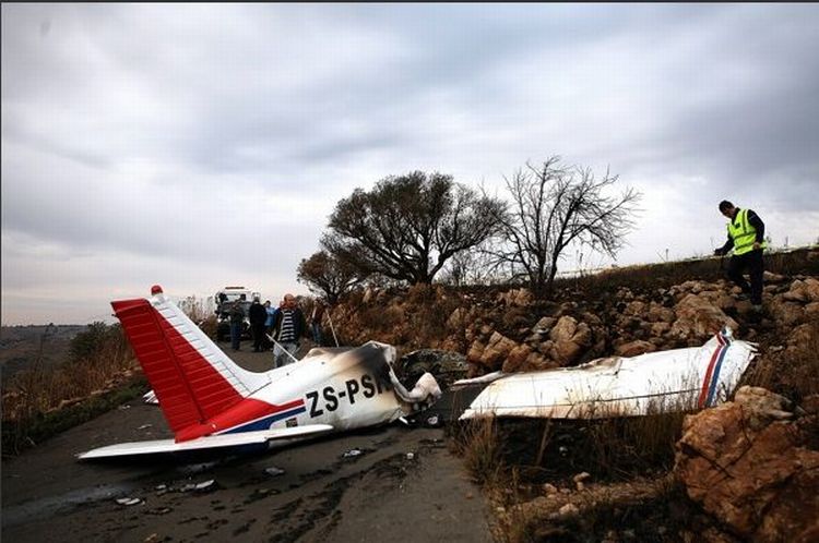 Самолет упал на джип (6 фото)