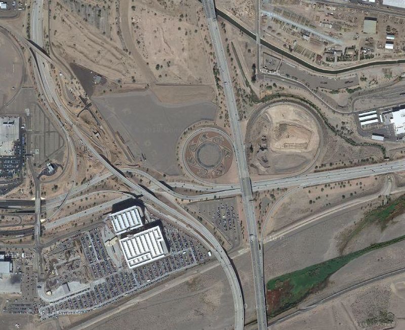 Полноэкранный режим Дорожный узор Дорожный узор находится на объезде рядом с Главным международном аэропорте в Аризоне, США. 