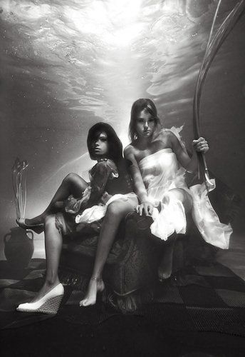 Съемка моделей под водой (16 фото)