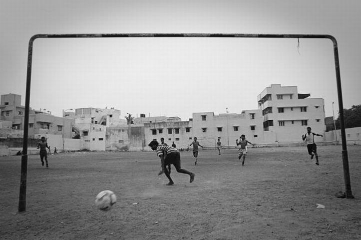 В бедных странах тоже играют в футбол (21 фото)