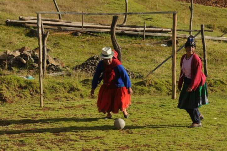 В бедных странах тоже играют в футбол (21 фото)