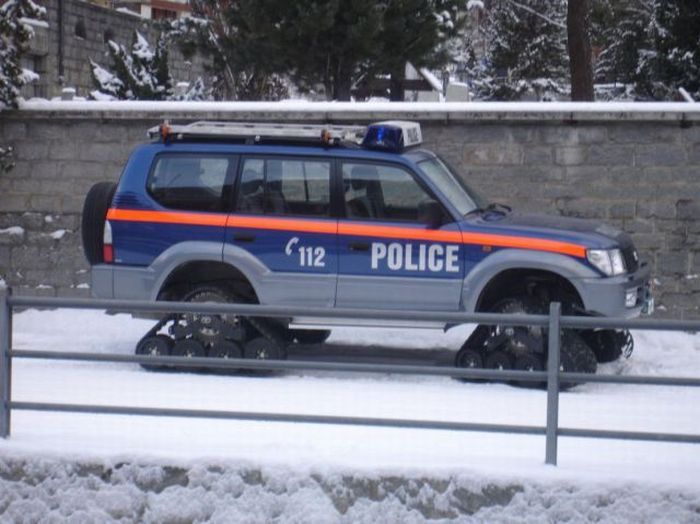 Подборка необычного полицейского транспорта (27 фото)