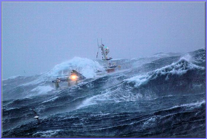 Рыболовецкое судно попало в шторм (7 фото)