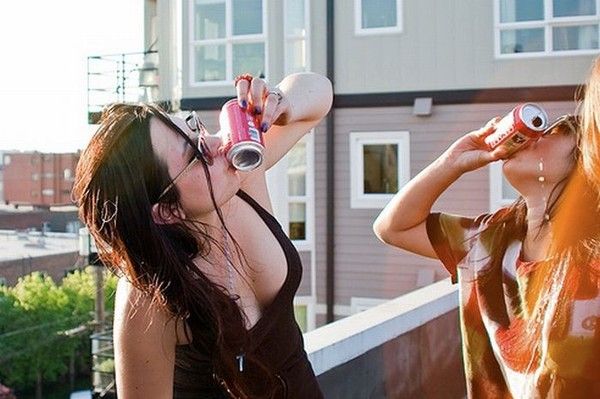 Девушки пьют пиво на скорость (59 фото)