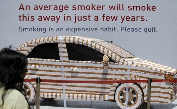 Ко дню борьбы с курением в Индии сделали автомобиль из 200 000 сигарет(3 Фото)