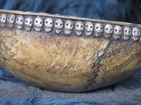 Ритуальные изделия из костей человека ( 20 фото)