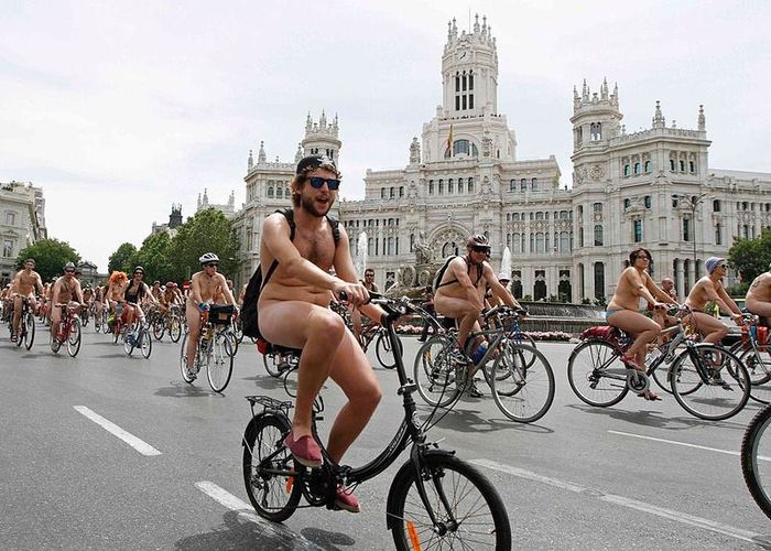 Испанские велосексуалы проехали нагишом по Мадриду (10 фото)