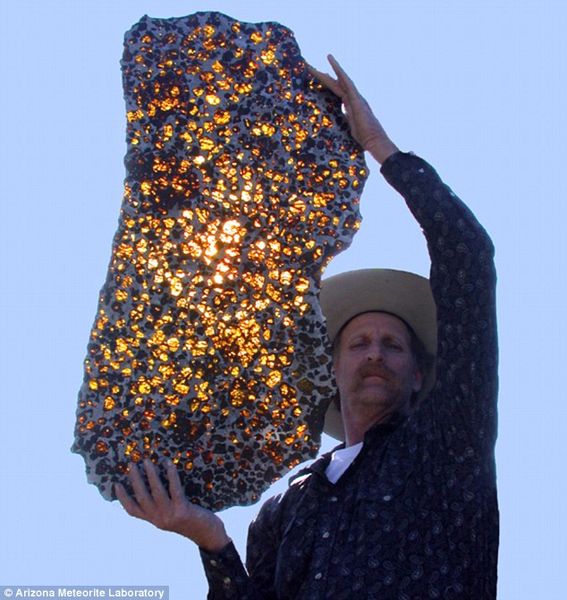 Красивый и таинственный метеорит (3 фото)