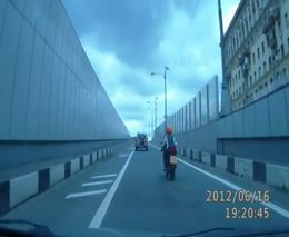 Девушка-мотоциклист убралась в отбойник