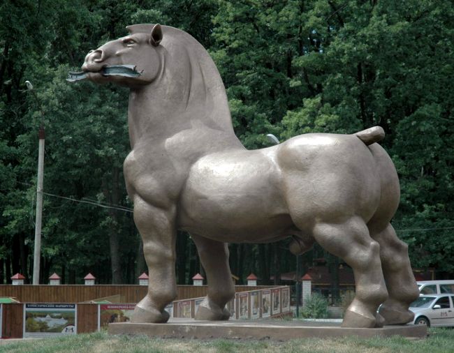 В Воронеже поставили памятник коню (4 фото)
