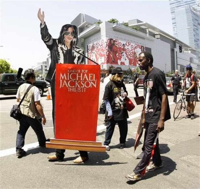 В Лос-Анджелесе прощались с Майклом Джексоном (38 фото + видео)