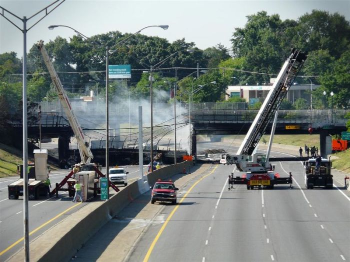 В Детройте обрушился мост (42 фото)