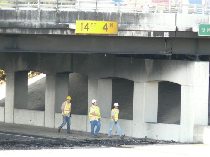 В Детройте обрушился мост (42 фото)
