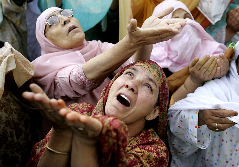 Кашмирские мусульмане молятся у мечети Хазратбал в индийском городе Сринагар. Есть легенда, которая, как полагают много мусульман Индии, и есть правда - мечеть построена, как хранилище волоса пророка Мухаммеда. (Mukhtar Khan/Associated Press)