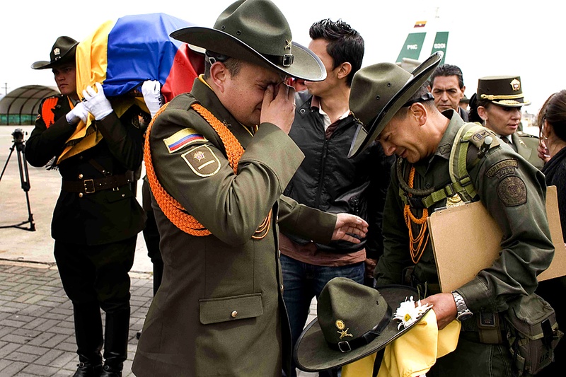 Полицейские оплакивают своего товарища Джимми Теллез в колумбийском городе Богота. Как сообщают официальные источники, Теллез был убит в прошлую среду в результате взрыва бомбы на севере Колумбии. (William Fernando Martinez/Associated Press)