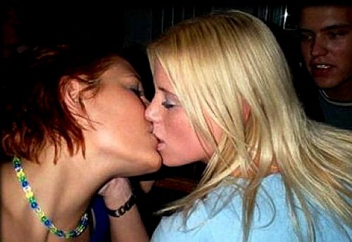 Девочки целуются (36 фото)