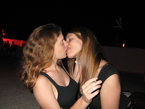 Девочки целуются (36 фото)
