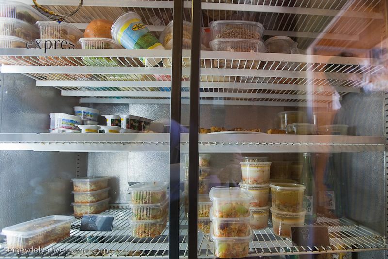 Любой сотрудник может подойти к холодильнику и выбрать еду, которую доставляют из собственного ресторана: