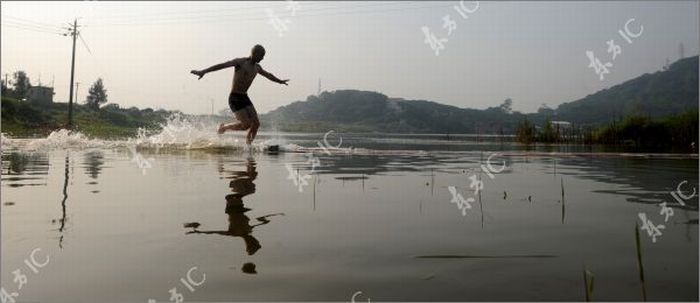 Как монахи монастыря Шаолинь бегают по воде (разоблачение недели) (51 фото)
