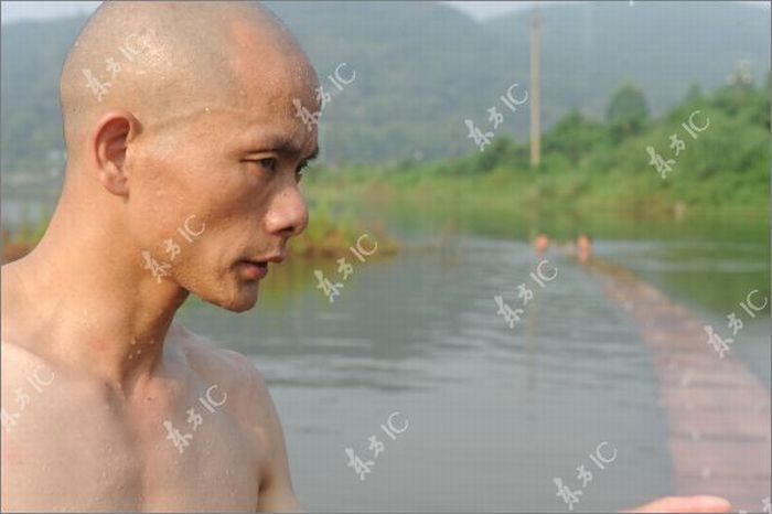 Как монахи монастыря Шаолинь бегают по воде (разоблачение недели) (51 фото)