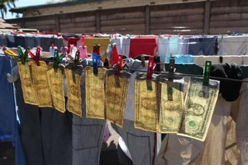 Жители Зимбабве отмывают грязные доллары (5 фото+текст)