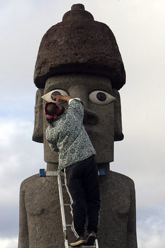 Рапануец работает над реставрацией моаи на острове Пасхи.
