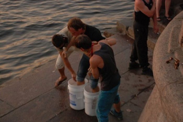 На набережной Невы парня замуровали в бетон и пытались утопить (10 фото+видео)                         